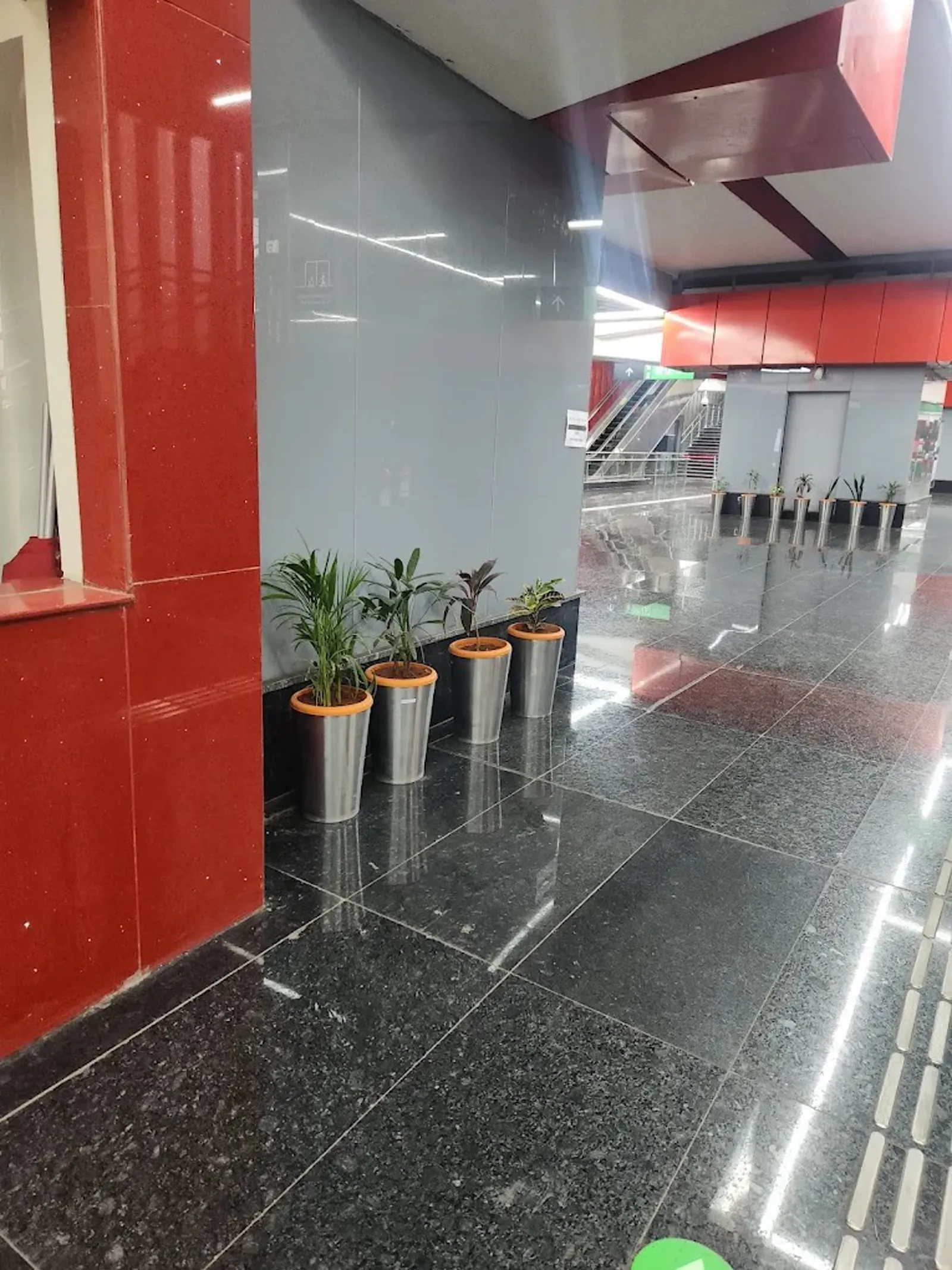Toughened backpainted glass wall cladding at Kashigaon metro station